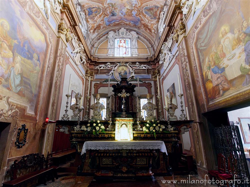 Momo (Novara) - Interno del presbiterio e coro della Chiesa della Natività di Maria Vergine